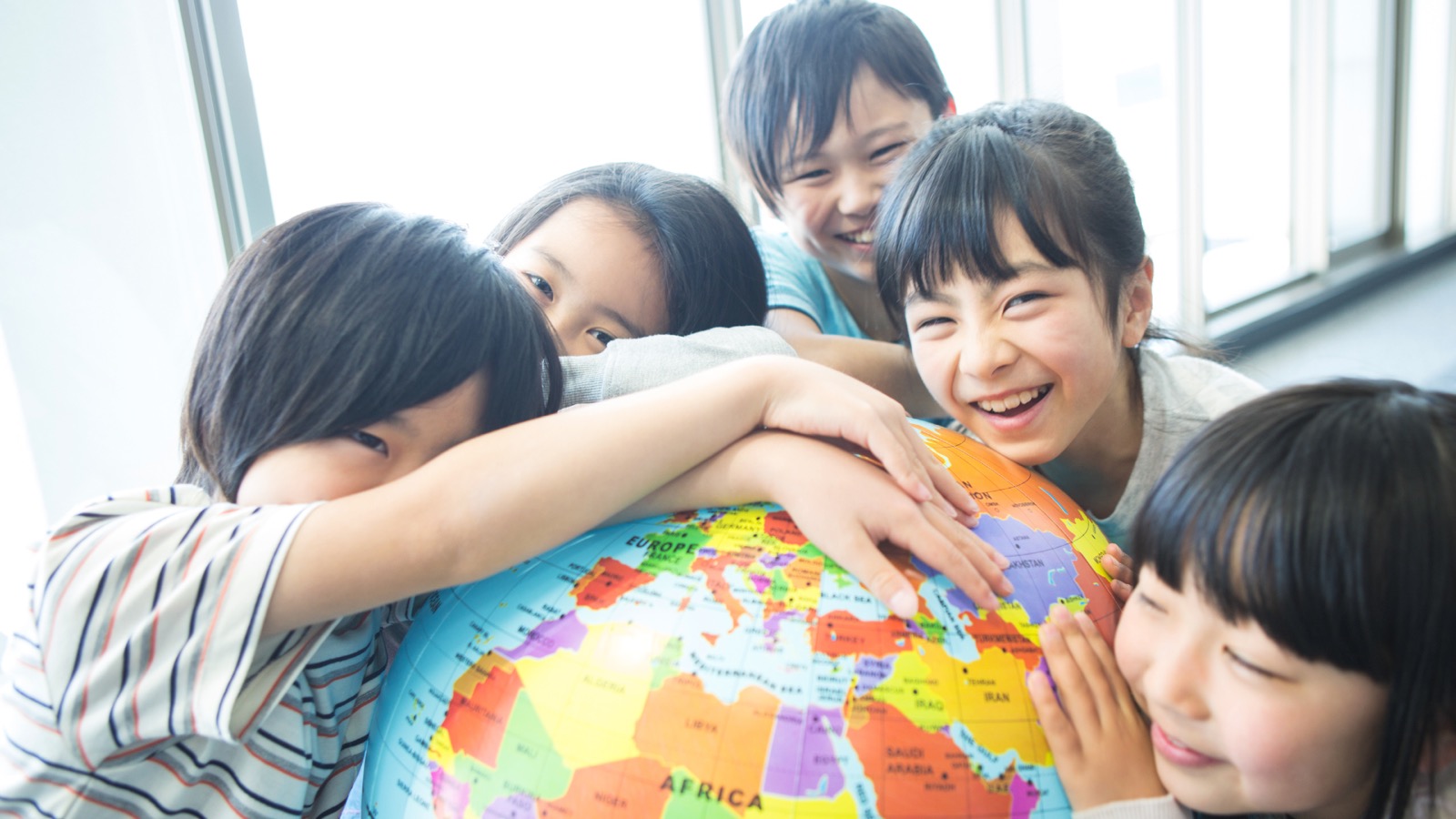 子どもたちが集まっているイメージ