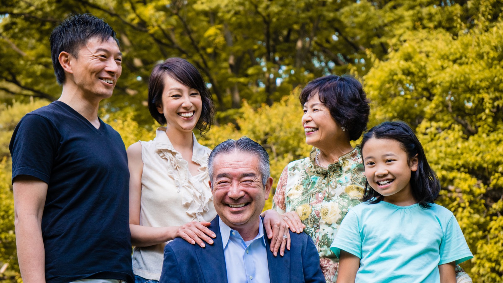 家族で笑顔になっているイメージ