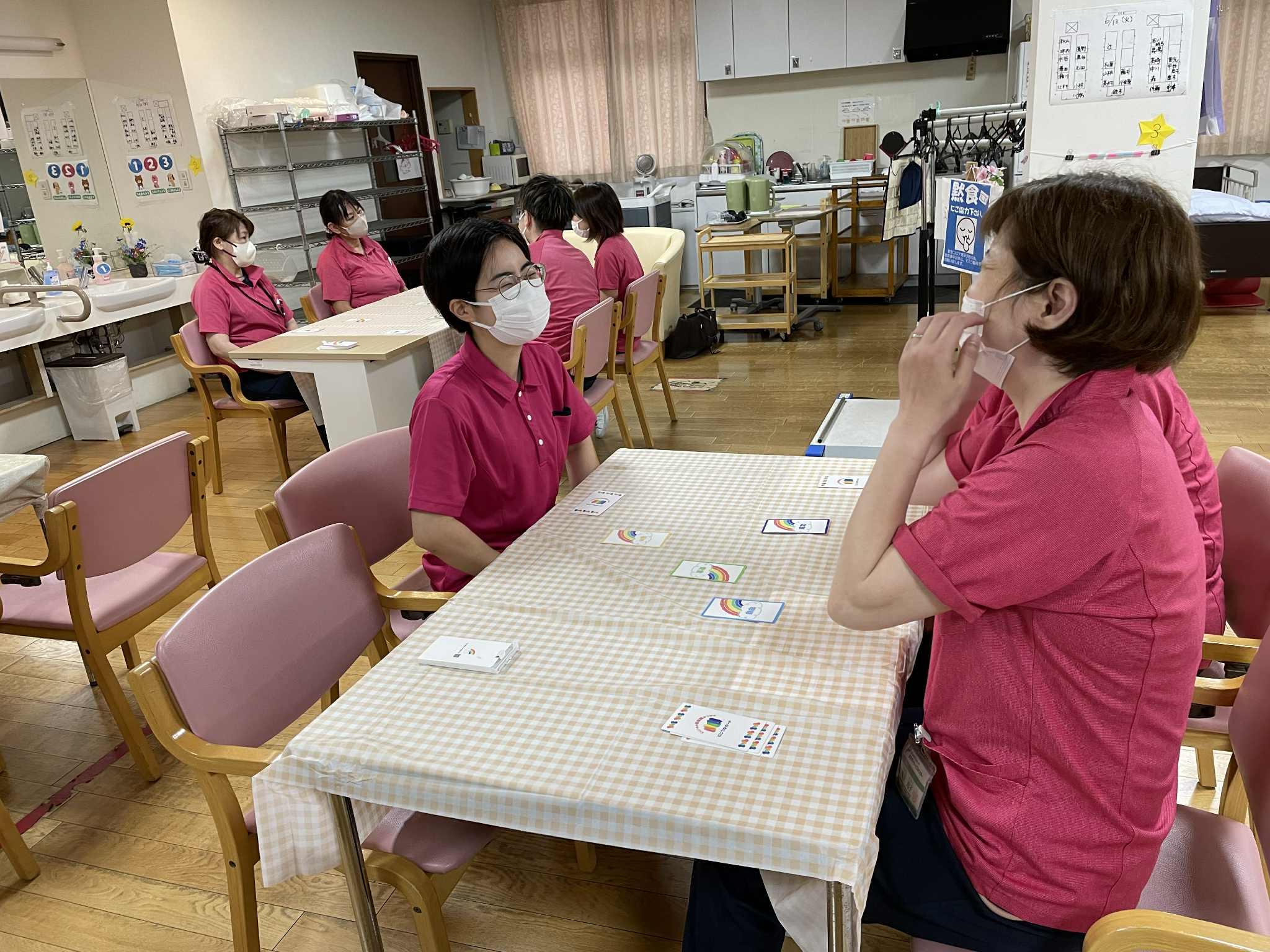施設でにじつなカードを使って話し合う様子