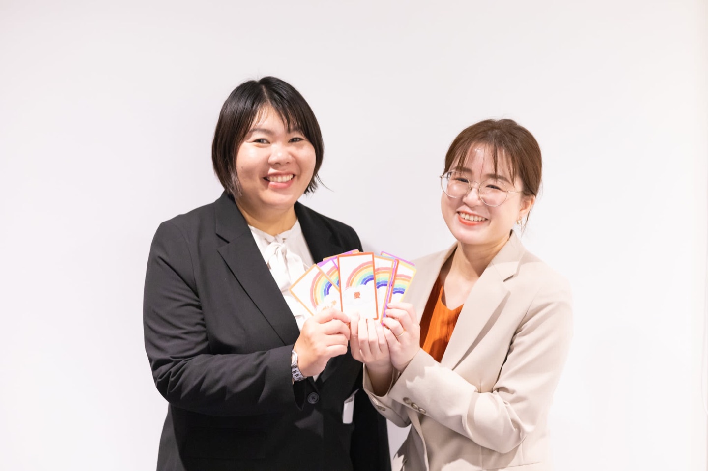 にじつなカードを持つ赤木きぬ子と研修関係者