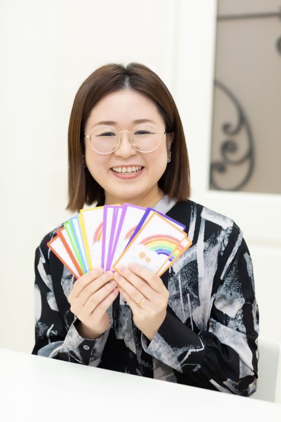 にじつなカードを手に笑顔を見せる赤木きぬ子
