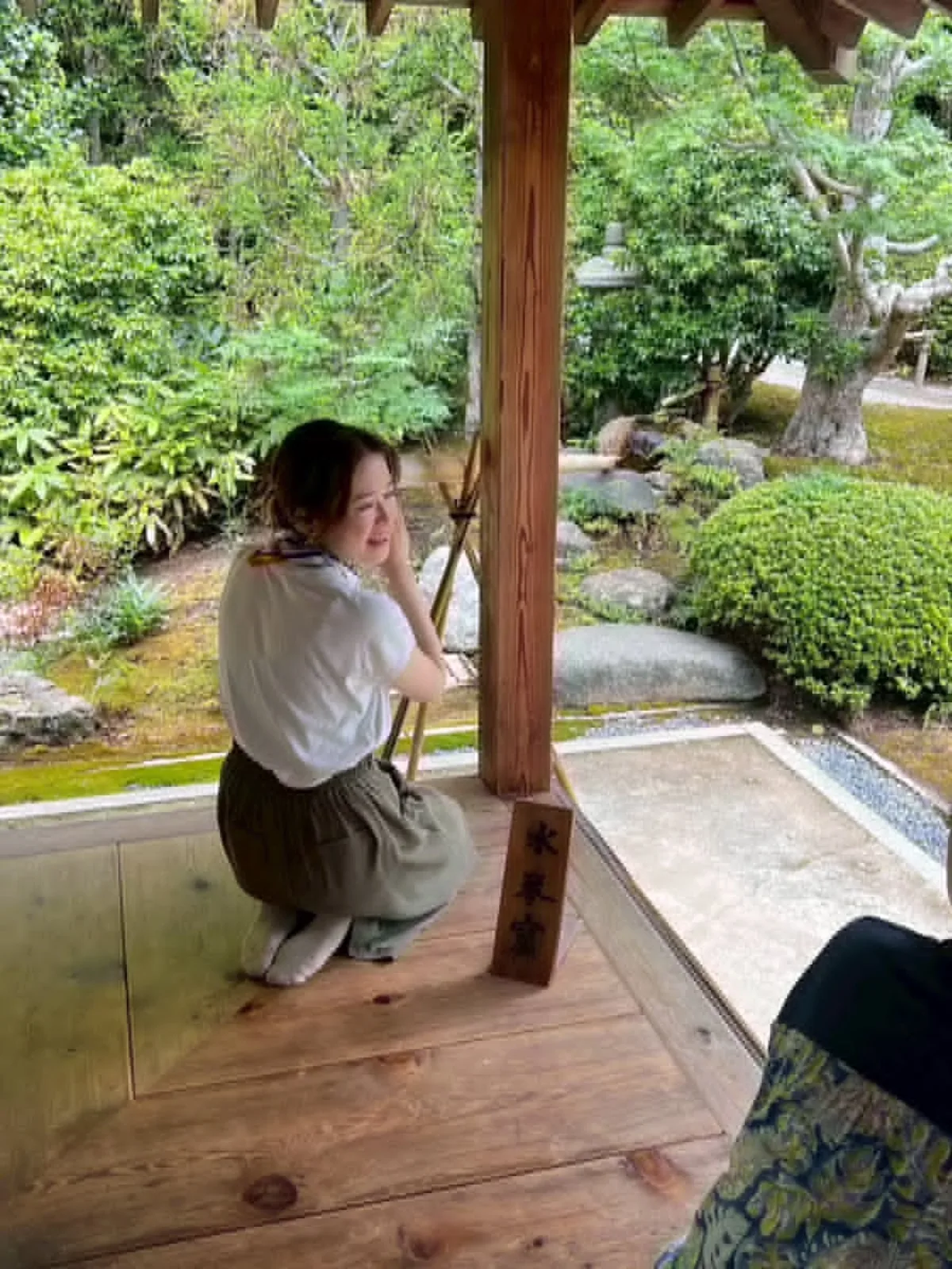 茶室から庭を眺める参加者
