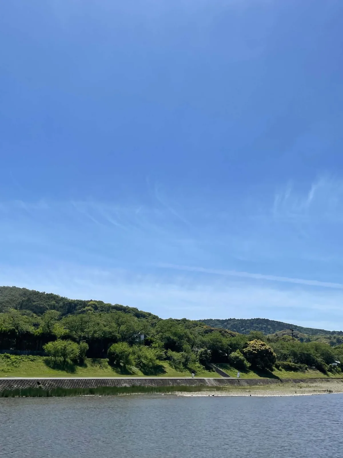 青空と新緑の山と川