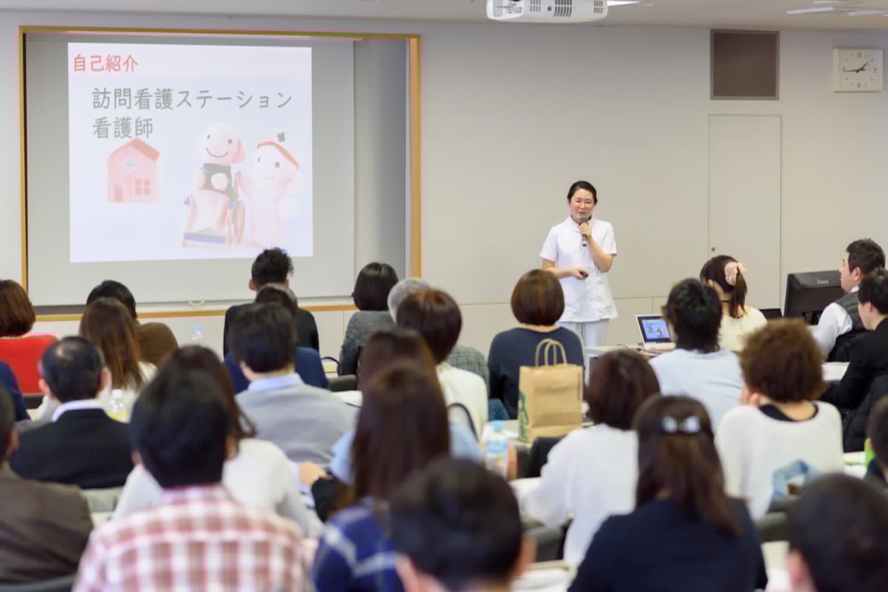 研修・セミナーで登壇する講師と受講者
