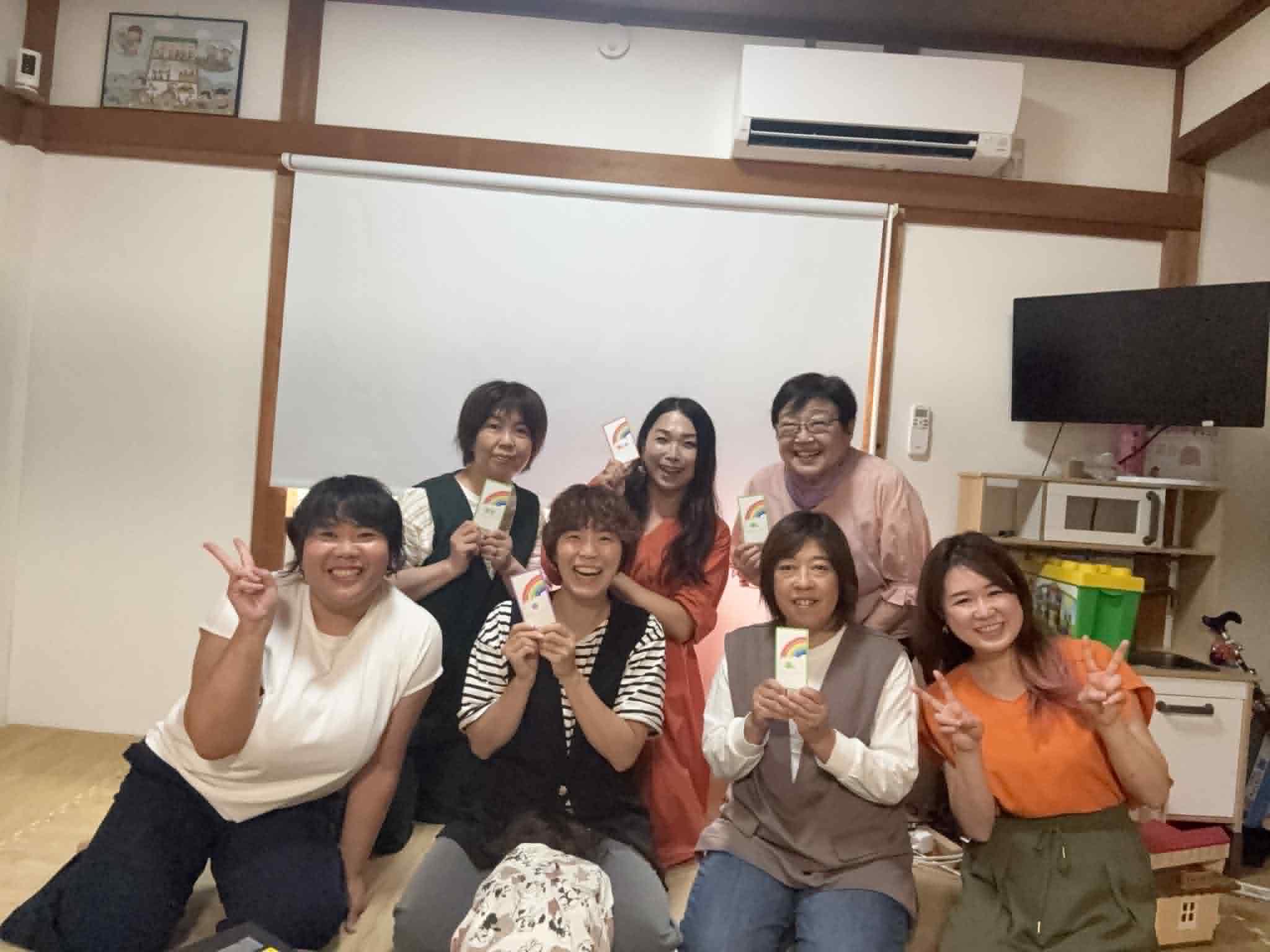 にじつなカードを手にした参加者の集合写真